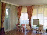 Декорирование панорамных окон шторами в детской классическом стиле, дом Рязанское шоссе