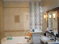 Штора на небольшое окно в ванной комнате частного дома г. Королев