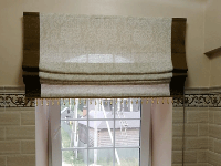 Декорирование римской шторой окна в ванной, коттедж г. Красногорск