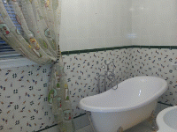 Оформление современными шторами нескольких окон ванной комнаты