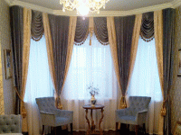 Классические шторы в гостиной на эркерное окно, дом КП Тишково Парк