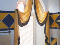 Текстильное оформление шторой арочного окна в ванной комнате