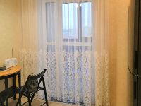 Оформление окна и балконной двери кухни легкой шторой с узором, квартира г. Красногорск