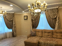 Оформление гостиной классическими шторами с бахромой, дом Сергиев Посад