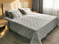 Классический дизайн покрывала на кровать и дизайнерские подушки, гостиница