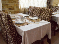 Скатерти на столы с темным кантом и чехлы на стулья на заказ, ресторан г. Королев