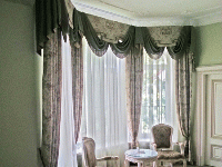 Классические шторы с ламбрекеном в частном доме, таунхаус КП Сосновый Бор