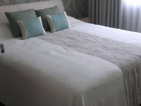 Современные шторы для спальни в светлых тонах, квартира Мытищи