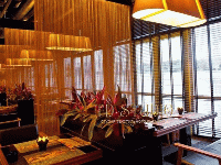 Яркие нитевидные шторы для зонирования пространства японского ресторана