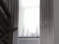 Дизайнерское оформление бархатными шторами лестничного окна, дом г.  Ивантеевка