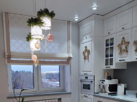Белые шторы с кантами в интерьере белой кухни, на заказ квартира г. Пушкино