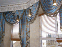 Ламбрекены на окнах в интерьере частного дома в Мытищах