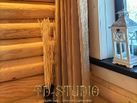 Льняные шторы в деревянном доме на лестнице, КП Золотые сосны