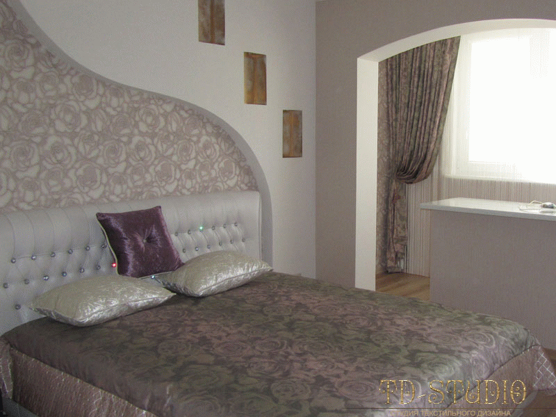Оформление шторами спальни с совмещенной лоджией, квартира Москва