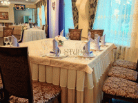 Красивое текстильное оформление стола, двухцветная скатерть в пол, ресторан