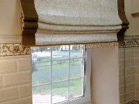 Римская штора с кантами дизайн окна в ванной, дом Сергиев Посад