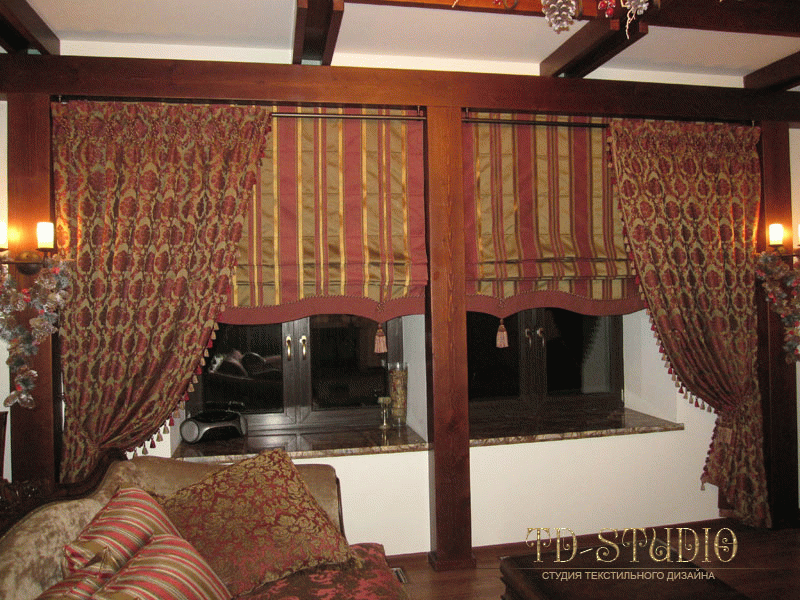 Шторы в колониальном стиле в интерьере гостиной, частный дом Мытищи