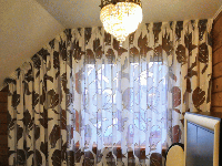 Тюль на мансардном окне текстильное оформление в частном доме КП Оболдино