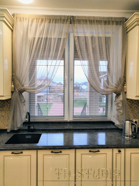 Легкие шторы с подхватом для кухни частного дома г. Пушкино