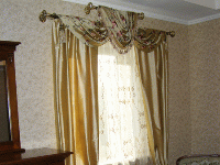 Шелковые шторы в классической спальне, дом Мытищи