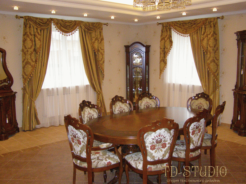 Классический дизайн штор в гостиной в частном доме, Мытищи, п.Беляниново