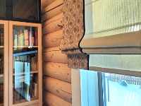 Современная римская штора в интерьере дома, дизайн и пошив КП Золотые сосны