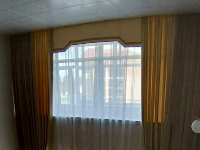 Оформление шторами панорамного окна лестничного пролета, санаторий г. Москва