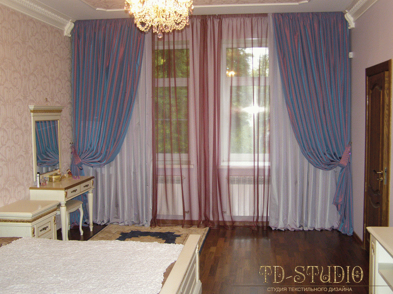 Сиреневые шторы в интерьере классической спальни, частный дом Мытищи