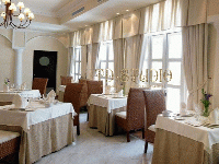 Шторы теплых оттенков с прямоугольные ламбрекенами на окна зала ресторана, г. Красногорск