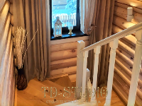 Дизайн окна на лестнице в деревянном доме, КП Золотые сосны