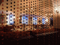 Нитяные шторы с разноцветными камнями для зонирования пространства ресторана