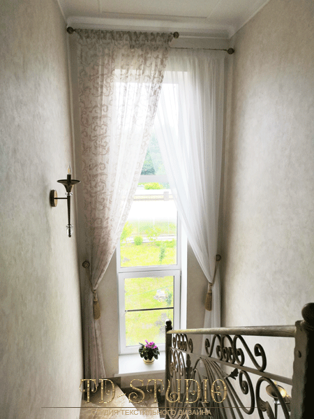 Заказ и пошив скрещенных штор для лестницы с подхватами-кисти, дом п. Пироговский