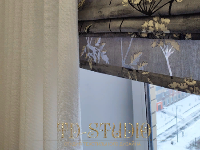 Римская штора с рисунком с белой шторой букле, дизайн квартира Пушкино 