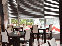 Бело-черные шторы на несколько панорамных окон ресторана, г. Мытищи