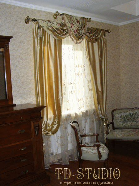 Шелковые шторы в классической спальне, дом Мытищи