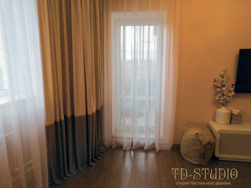 Современные шторы в гостиную на окно с дверью, квартира г. Пушкино