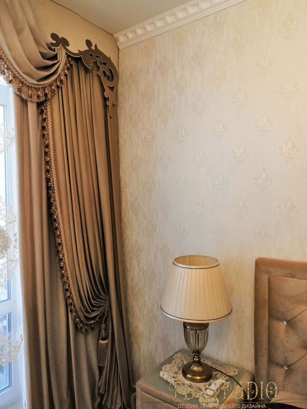 Классические шторы бархатные с ажурным ламбрекеном, квартира Королев ЖК Золотые Ворота