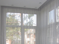 Оформление шторами в классическом стиле окон холла частного дома