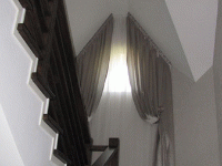Классические бархатные шторы на подхватах для лестничного окна, коттедж г. Щелково