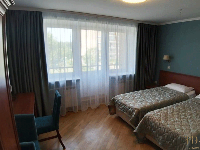 Текстильное оформление шторами и покрывалами на кровать гостиничного номера