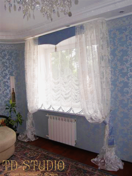 Австрийские шторы в гостиной частного дома в Мытищи