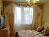 Шторы с ажурным ламбрекеном в классической спальне