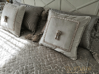 Классический дизайн подушек на кровать в спальню
